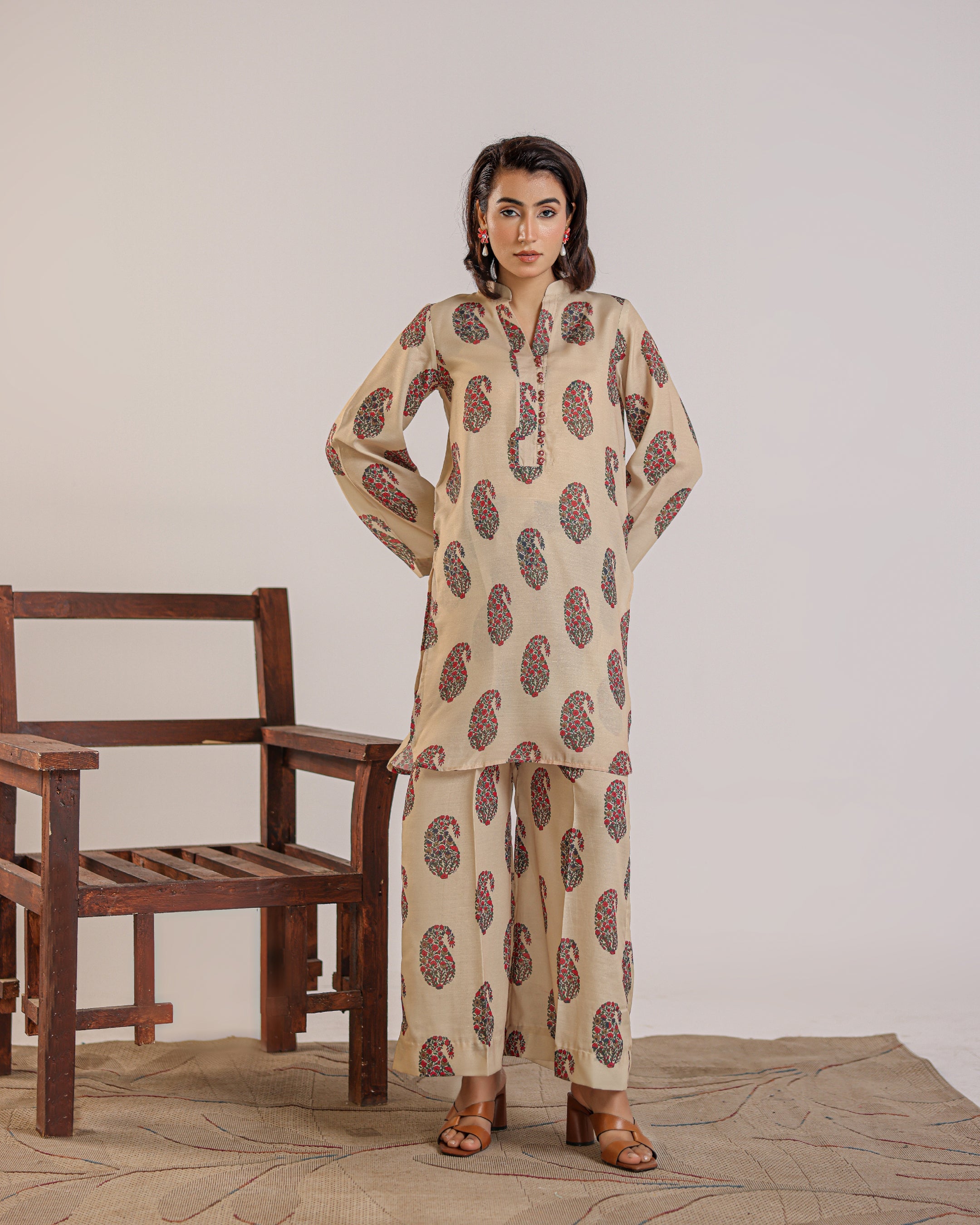 AREEZA SET Classic Paisley Grip Silk Kurta and Trouser by Qasim Yaqoob